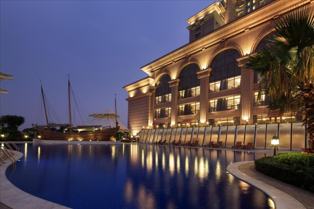Sovereign Hotel Zhanjiang Exterior photo